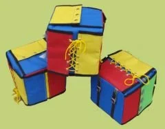 Anaokulu ve kreşler için fermuar, düğme ve ayakkabı bağlama çalışmaları içeren beceri küpü eğitim materyali