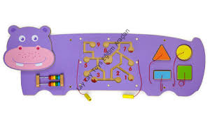 anaokulu için hipopotam figürlü ahşap duvar oyunu çocuk aktivite paneli